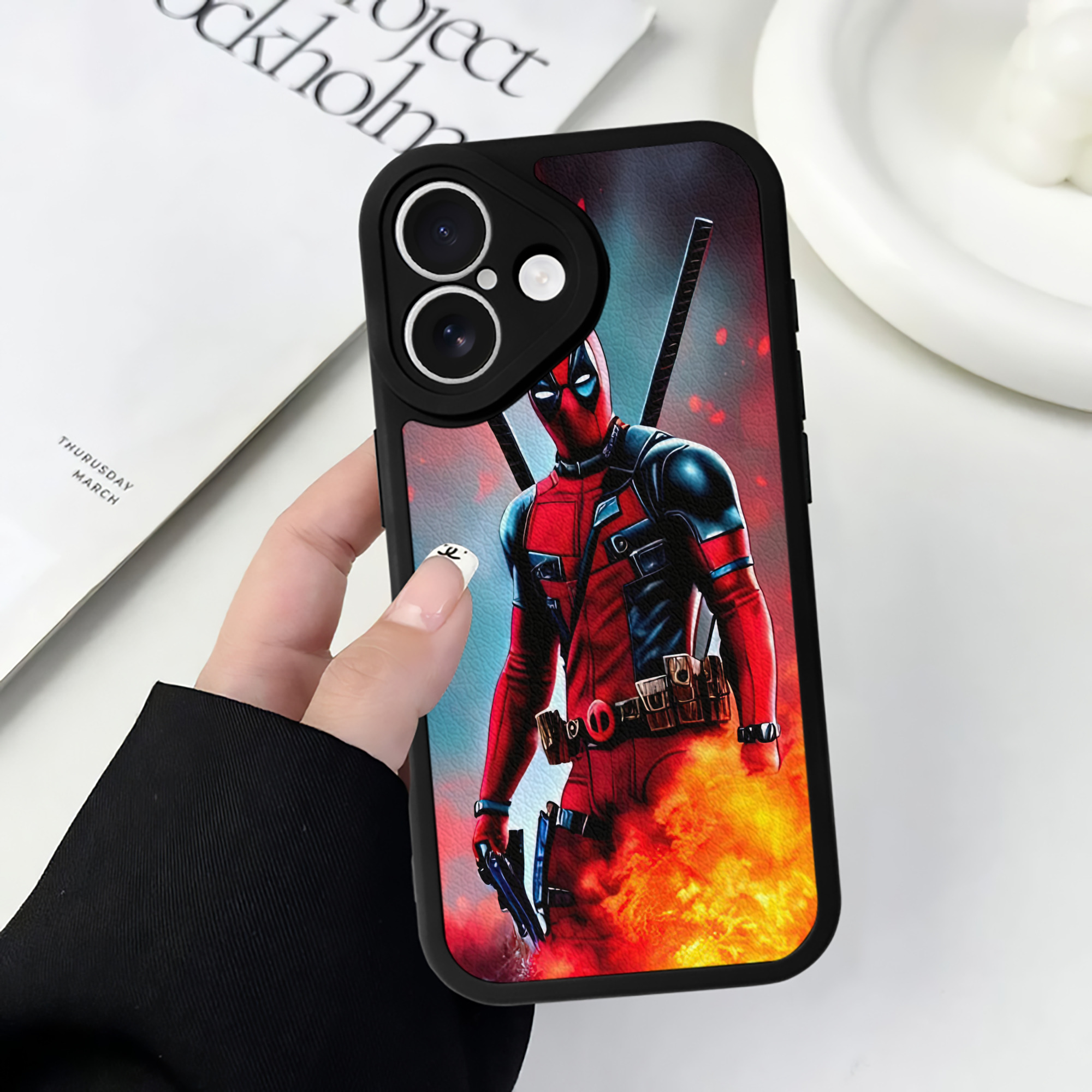（画像用） Deadpool デッドプール 【iPhone 16シリーズ対応】シリコンスマホケース（レザー調） 材質：シリコン